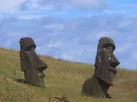 Моаи — каменные статуи острова Пасхи