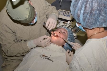 Операция по имплантации зуба