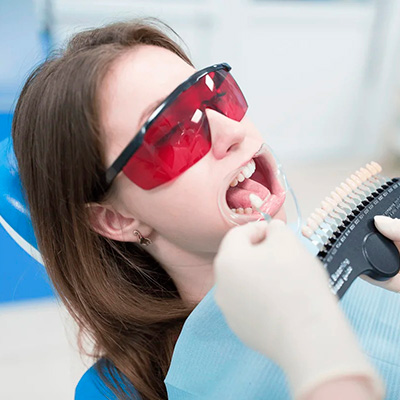 Профессиональное отбеливание зубов Opalescence BOOST в клинике ЦЭЛТ в Москве