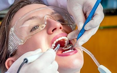 Снятие зубных отложений Снятие зубных отложений